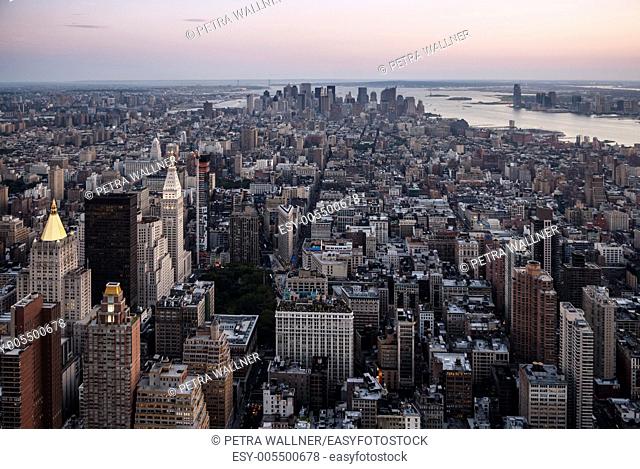 View from the Empire State Building to the south with the skyline of Lower Manhattan, Financial District, New York City, New York, USA, North America