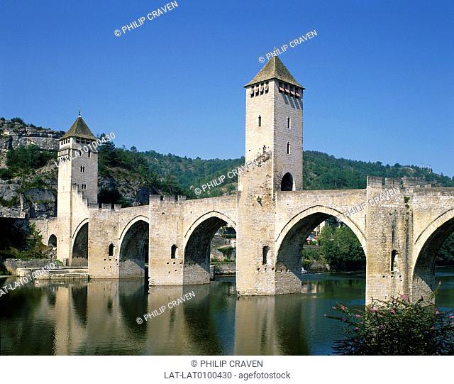 Pont Valentre. Tower, fortified bridge