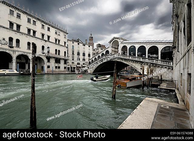 Small boat on the Grand Canal in Venice with the Rialto Bridge Fund