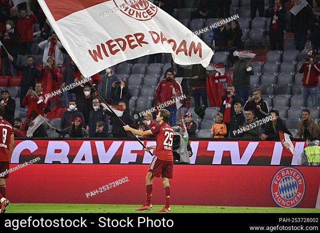 Player Muenchen, Thomas MUELLER (MULLER, FC Bayern Munich), waves flag AGAIN DAHOAM towards fans, soccer fans.final jubilation soccer 1st Bundesliga season...