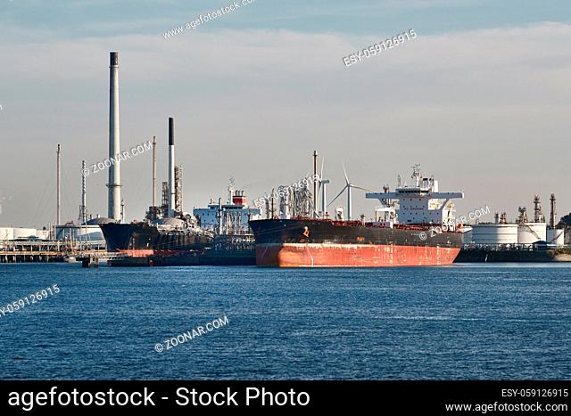 Large crude oil tanker arrived to the refinery dock
