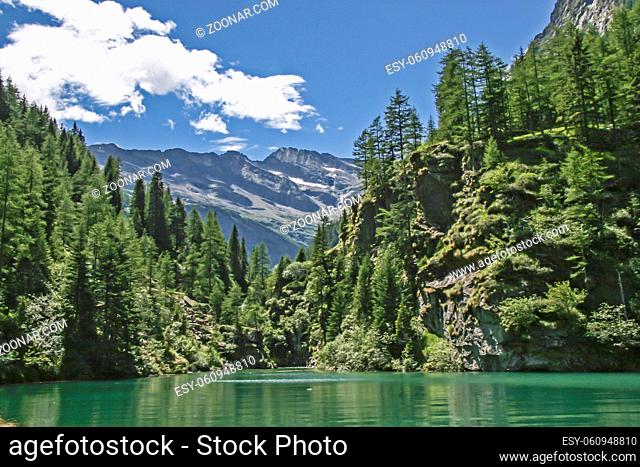 Der idyllische Bergsee Antrona im gleichnamigen Tal liegt im Piemont