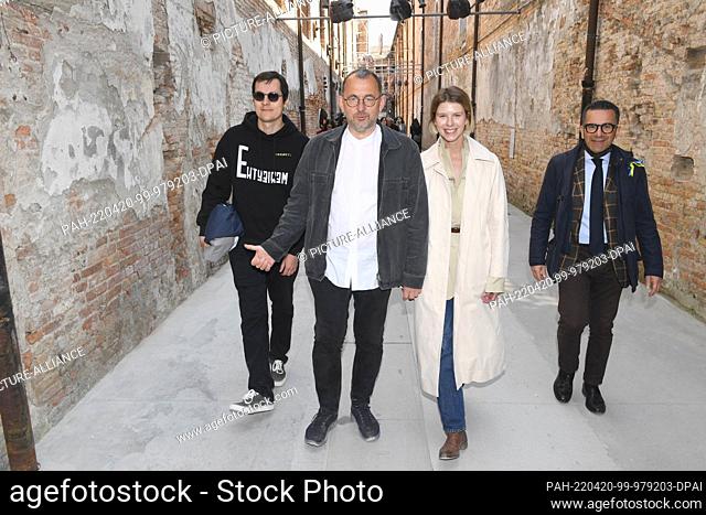 20 April 2022, Italy, Venedig: Ukrainian artist Pavlo Makov (2nd from left) walks with curators Borys Filonenko (l) and Maria Lanko, and with Marco Toson