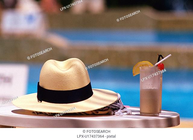A Hat and Tropical Drink on the Table, Differential Focus