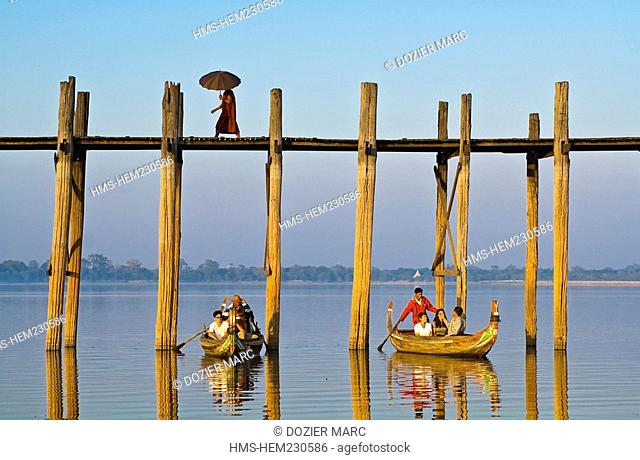 Myanmar Burma, Mandalay Division, ancient city of Amarapura, Lake Taungthaman, deck U Bein bridge, built in teak 200 years ago and regarded as the longest in...