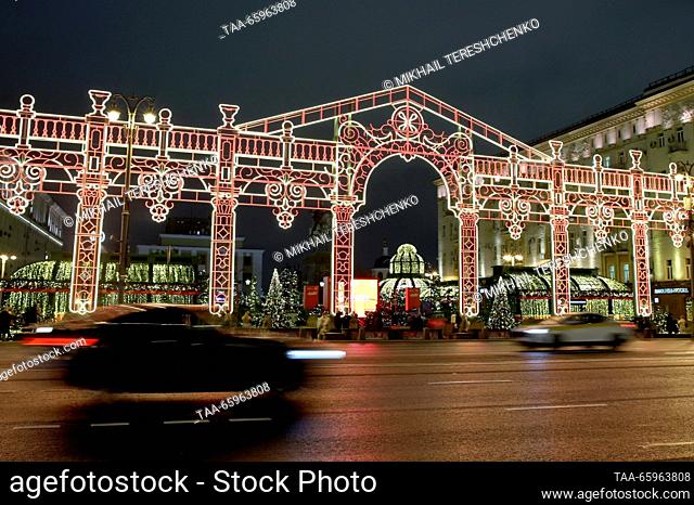 RUSSIA, MOSCOW - 21 de diciembre de 2023: Las decoraciones navideñas iluminan la calle Tverskaya. Mikhail Tereshchenko/TASS