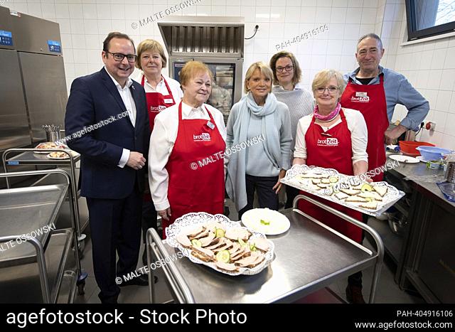 Essen Mayor Thomas KUFEN (left), actress Uschi GLAS (withte), headmistress Anja BANSE-GRAEF (behind) with volunteers from the project in the kitchen