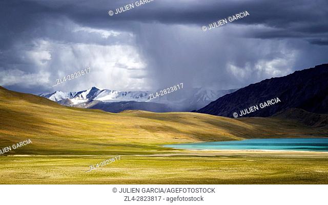 India, Jammu and Kashmir State, Himalaya, Ladakh, high-altitude plateau of Changthang (Changtang), salt water lake of Kyagar Tso and the mountain range of...