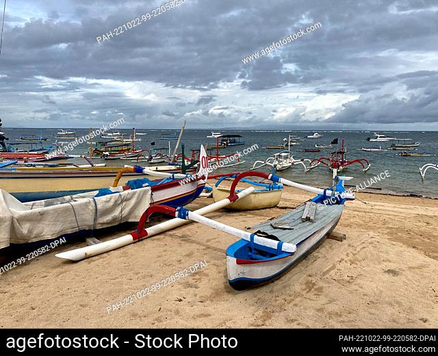 19 October 2022, Indonesia, Sanur: Fishing boats on the beach. Photo: Carola Frentzen/dpa. - Sanur/Bali/Indonesia