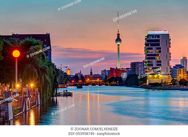Die Spree in Berlin nach Sonnenuntergang mit dem Fernsehturm im Hintergrund