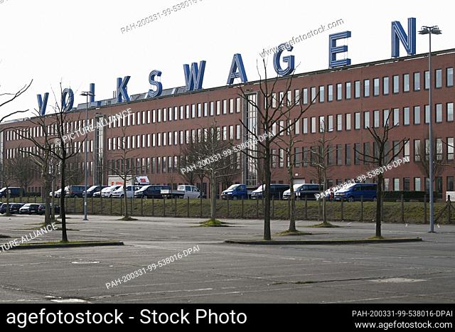 31 March 2020, Hessen, Baunatal: The parking lot next to the main gate of VW Kassel in Baunatal is empty. The component plant with its approximately 16500...