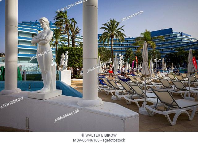 Spain, Canary Islands, Tenerife, Playa de Las Americas, Mediterranean Palace Hotel, statue