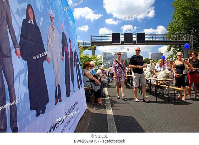 people on the event 'Still-Leben Ruhrschnellweg' on highway A 40, Germany, North Rhine-Westphalia, Ruhr Area, Essen