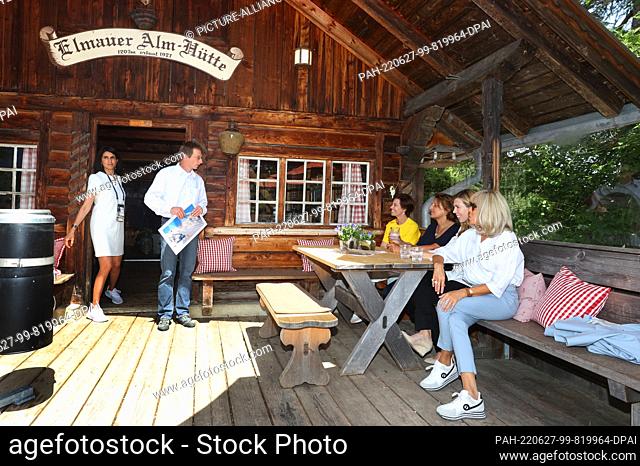 27 June 2022, Bavaria, Elmau: Till Rehm of the Schneefernerhaus Environmental Station, informs at the Elmauer Alm Hut, Amelie Derbaudrenghien