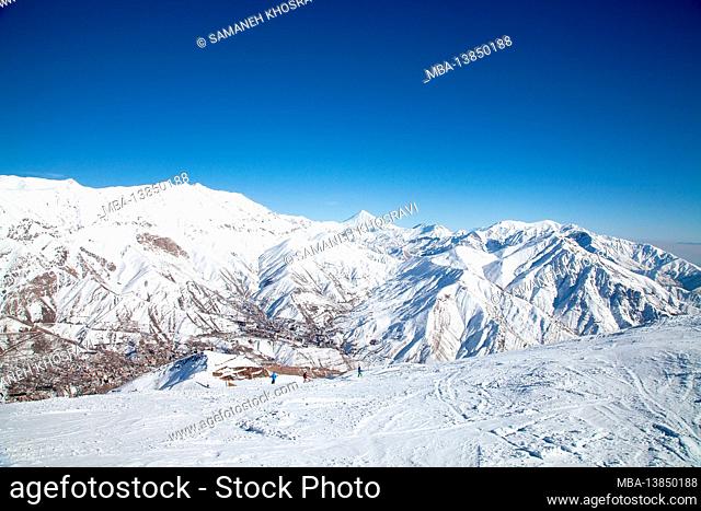 Skiing in Darbandsar in Iran. In the background you can see the Damavand, the highest mountain in Iran, in the Albers Mountains