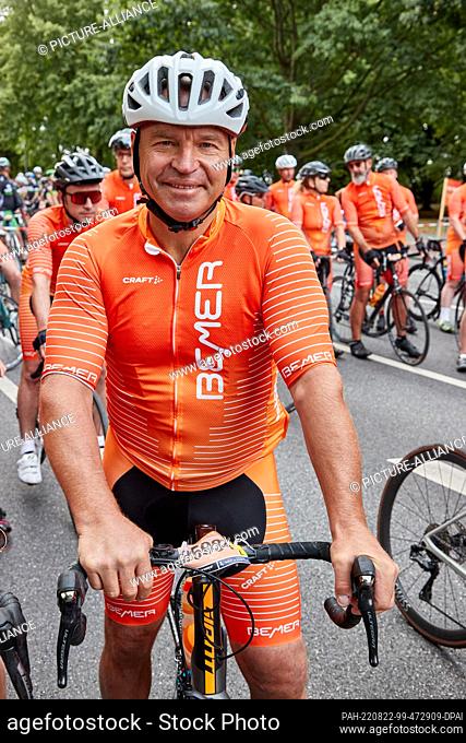 21 August 2022, Hamburg: Cycling: Cyclassics, participants in the age group race: Marc Girardelli, former alpine ski racer from Austria