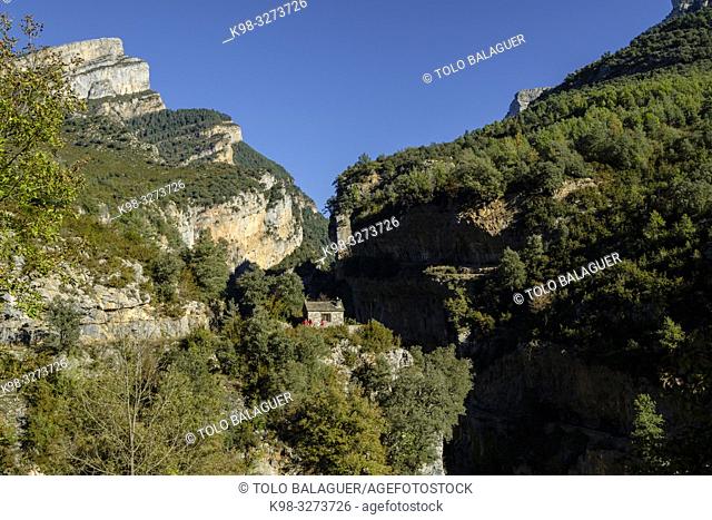 entrada al cañon de Añisclo y caseta de los guardas forestales, parque nacional de Ordesa y Monte Perdido, comarca del Sobrarbe, Huesca, Aragón