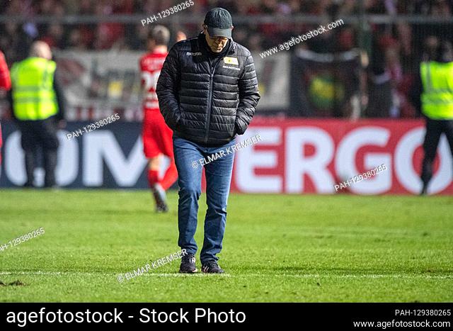 coach Urs FISCHER (Union) looks at the bad condition of the pitch after the game, looks at ground, looks after below, whole figure, football, DFB Cup