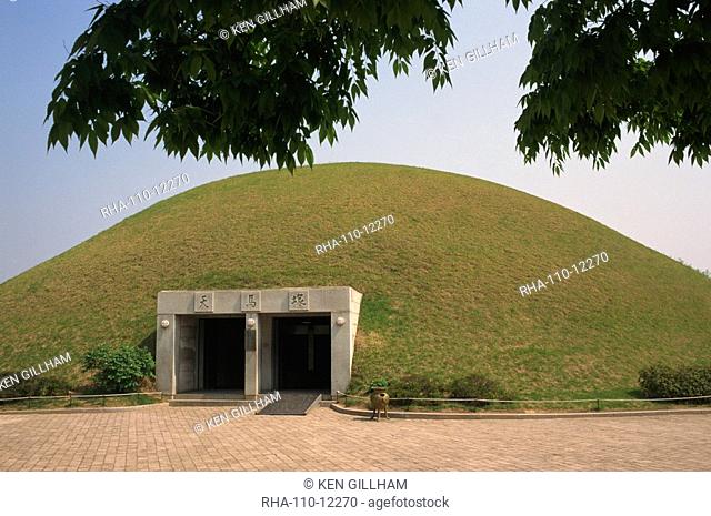 Heavenly Horse tomb, Tumuli Park, Kyongju, Korea, Asia