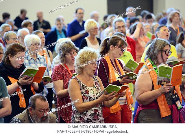 Participants of the German Protestant Church Congress sind during a Bible study in Berlin, Germany 27 May 2017. The 36th German Protestant Church Congress...