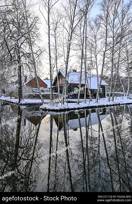 28 November 2023, Brandenburg, Lübbenau: Snow lies on a river (waterway) in the Spreewald near Lübbenau. Where many tourists come to see and enjoy the unique...