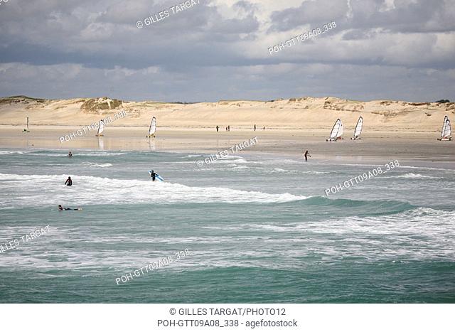 tourism, France, brittany, south finistere, bigouden land, pointe de la torche, sand, dunes, surfing spot, surfers, surfing school, surf Photo Gilles Targat