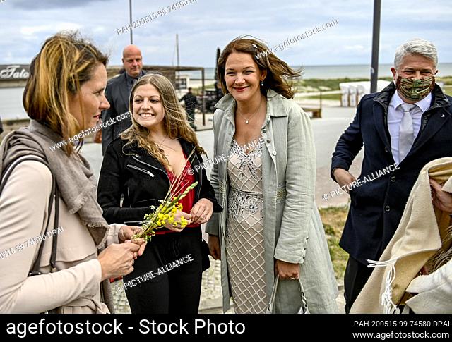 15 May 2020, Schleswig-Holstein, Stein: Wedding guests are waiting on the beach of the Kieler Foerde for the wedding ceremony to begin