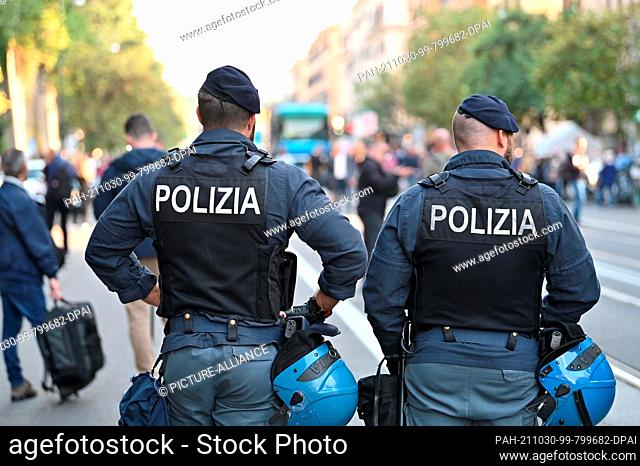 30 October 2021, Italy, Rom: Police officers stand at the beginning of the demonstration procession on the occasion of the G20 summit