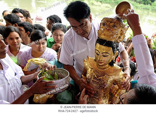 Ceremony of Washing the Nats' Statues, Yadanagu Nats Festival, Amarapura, Mandalay Division, Republic of the Union of Myanmar Burma, Asia