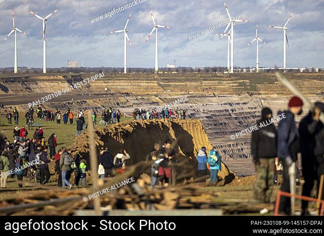 08 January 2023, North Rhine-Westphalia, Erkelenz: Visitors stand directly on the edge of the Garzweiler II open pit mine in Lützerath