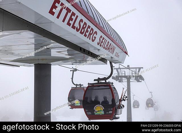 09 December 2023, Hesse, Willingen: The Ettelsberg cable car in the Willingen ski area (Hochsauerland) takes skiers and snowboarders up to an altitude of 830...