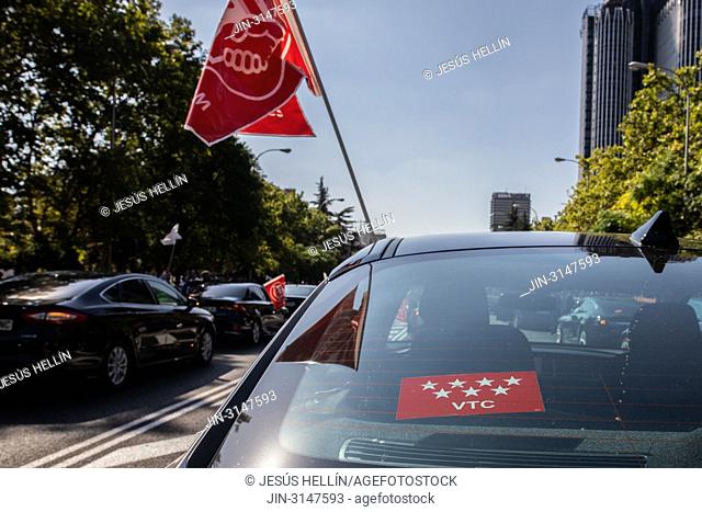 Hundreds of drivers of VTC vehicles have demonstrated on Paseo de la Castellana to demand that the government avoid reducing licenses and the consequent loss of...