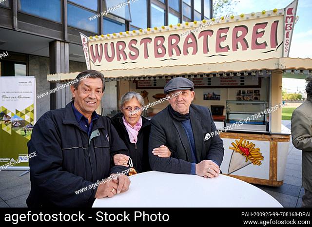 25 September 2020, North Rhine-Westphalia, Cologne: The former landlords and operators, Ralf Jäger-Vosen (l) and Eva Vosen