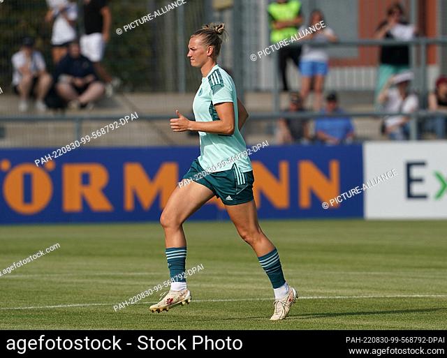 30 August 2022, Hessen, Frankfurt/Main: Soccer: Women, before the World Cup qualifier in Turkey, Public training at the stadium at Bretanobad