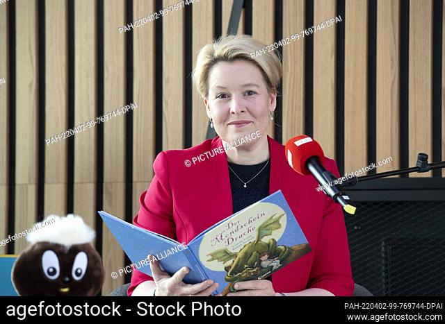 02 April 2022, Berlin: To kick off the reading aloud world record attempt of LeseLounge e.V., Berlin's Governing Mayor Franziska Giffey (SPD) will read from the...