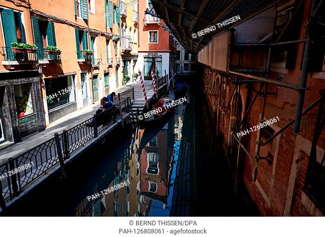 08.05.2019, Italien, Venedig: Ein Gondoliere sitzt mit seinem Laptop in seiner Gondel. | usage worldwide. - Venedig/Venetien/Italy
