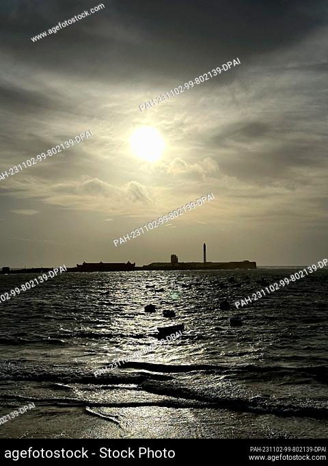 02 November 2023, Spain, Cádiz: Boats lying in the sunlight off Cadiz. Photo: Benedikt von Imhoff/dpa. - Cádiz/Andalusia/Spain