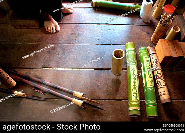 Herstellung von verzierten Köchern aus Bambus für Blasrohrpfeile auf Borneo, Sarawak, Malaysia