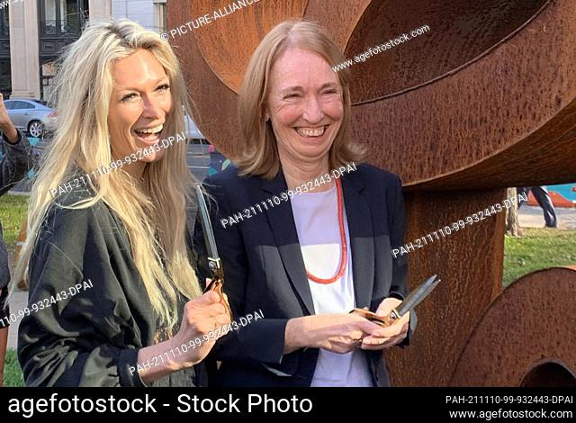 09 November 2021, US, Washington: German artist Mia Florentine Weiss (l) and German Ambassador Emily Haber at the unveiling of the artist's ""Love-Hate...