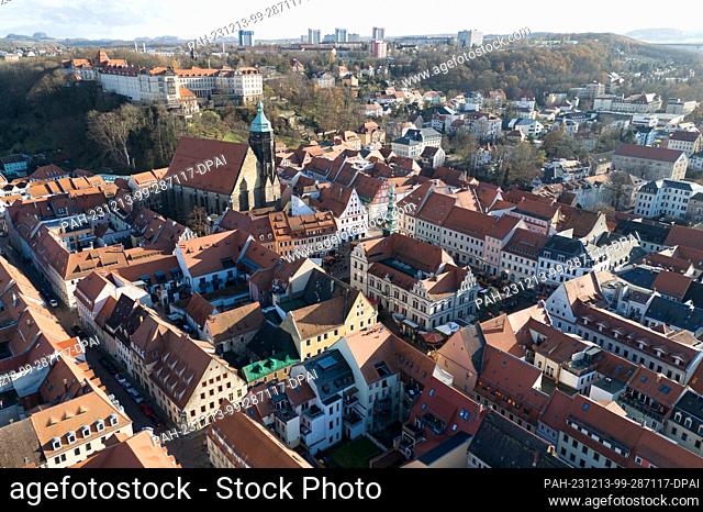 PRODUCTION - 12 December 2023, Saxony, Pirna: View of Pirna's old town with the town hall (M) and St. Mary's Church (aerial view with a drone)
