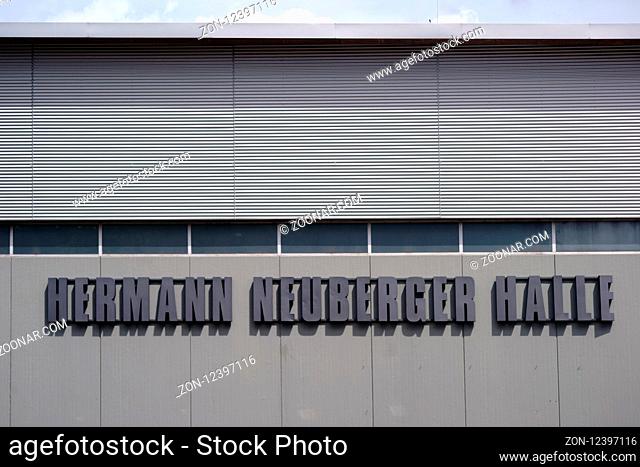 Kaiserslautern, Deutschland - Juli 28, 2018: Die moderne Fassade der Hermann-Neuberger-Halle am Fritz-Walter-Stadion, der Spielstätte des 1