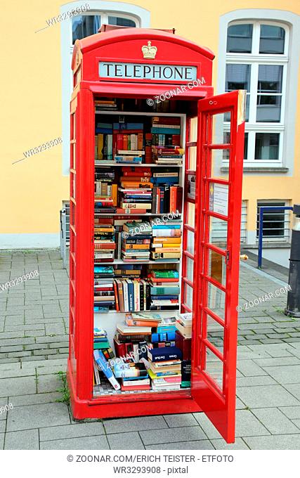 Tausch-Station für gebrauchte Bücher in einer alten Englischen Telefonzelle, Brühl/Rheinland, Nordrhein-Westfalen, Deutschland