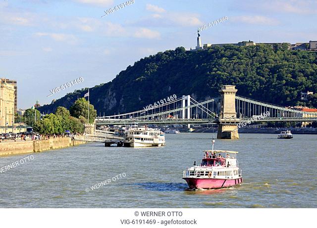 UNGARN, BUDAPEST, 02.07.2018, Hungary, Central Hungary, Budapest, Danube, Capital City, Danube river landscape with motorboat and cruiser
