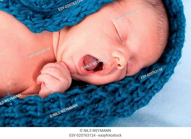 Neugeborenes Baby in einen schal gewickelt schläft nackt