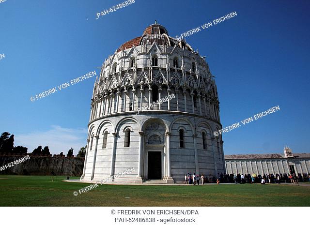 View of the Pisa Baptistry on the Piazza dei Miracoli square in Pisa, Italy, 22 July 2015. Photo: Fredrik von Erichsen/dpa - NO WIRE SERVICE | usage worldwide