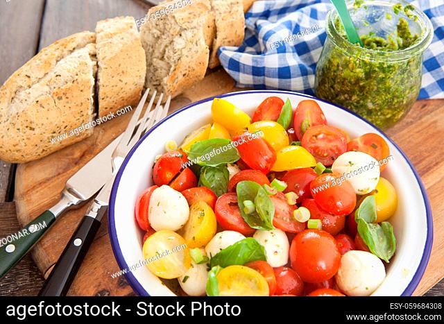 Bunter Salat mit Tomate, Mozzarella und frisches Baguette