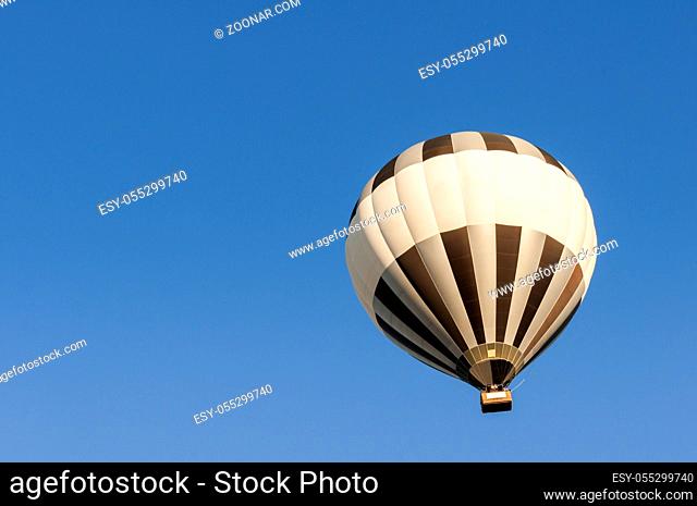 In der Luft schwebender Heissluftballon mit Textfreiraum