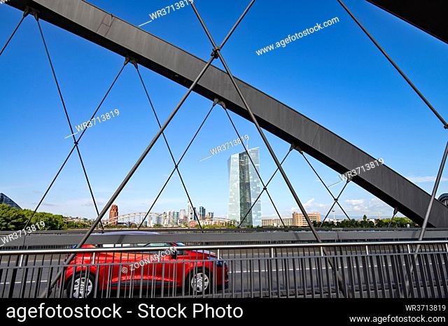 Blick von der Osthafenbrücke auf die Europäische Zentralbank (EZB) mit der Skyline von Frankfurt im Hintergrund. View from the Osthafen bridge to the European...