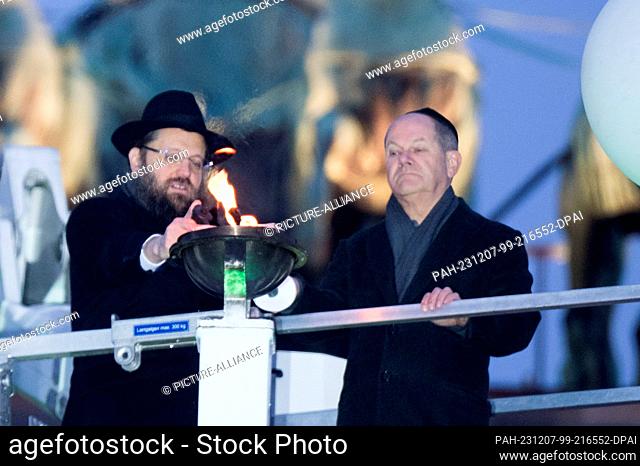 07 December 2023, Berlin: Rabbi Yehuda Teichtal (l), Chairman of the Jewish Education Center Chabad Lubavitch Berlin, and Federal Chancellor Olaf Scholz (SPD)...