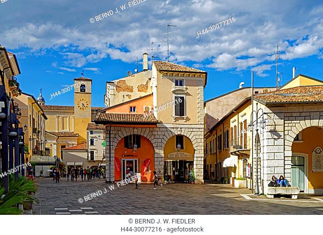 Marktplatz, Straßenszene, Kirche, Duomo di Santa Maria Maddalena, Mercatino Antiquariato Vintage Desenzano